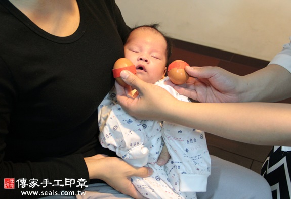 楊寶寶(新北汐止區到府嬰兒寶寶滿月剃頭理髮、免費到府嬰兒剃胎毛儀式吉祥話)。到府剃頭剃胎毛主持、專業拍照、DVD光碟、證書。★購買「臍帶章、肚臍章、胎毛筆刷印章」贈送：剃頭、收涎、抓周，三選一。2015.11.20 照片3